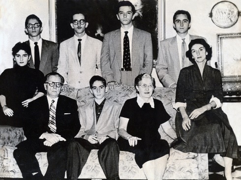 Foto de Unica foto de toda la familia Hart Dávalos que se conserva.